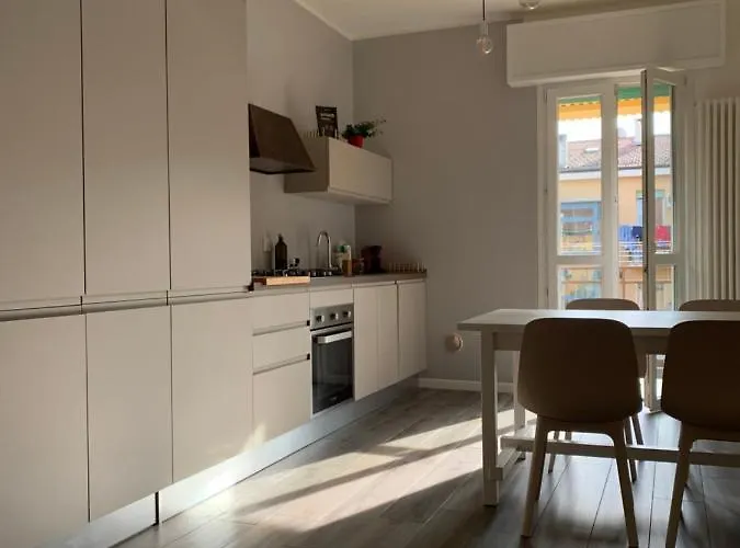 Modern Gelegen In Bologna. Bolonia